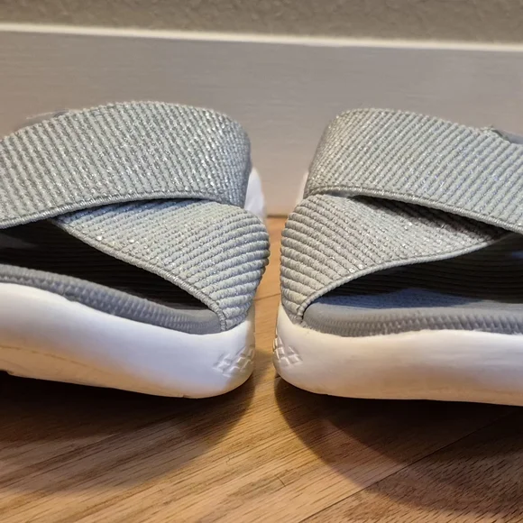 Skechers Women's 8 On The Go Silver Goga Mat Slide Sandals EUC - Picture 8 of 11